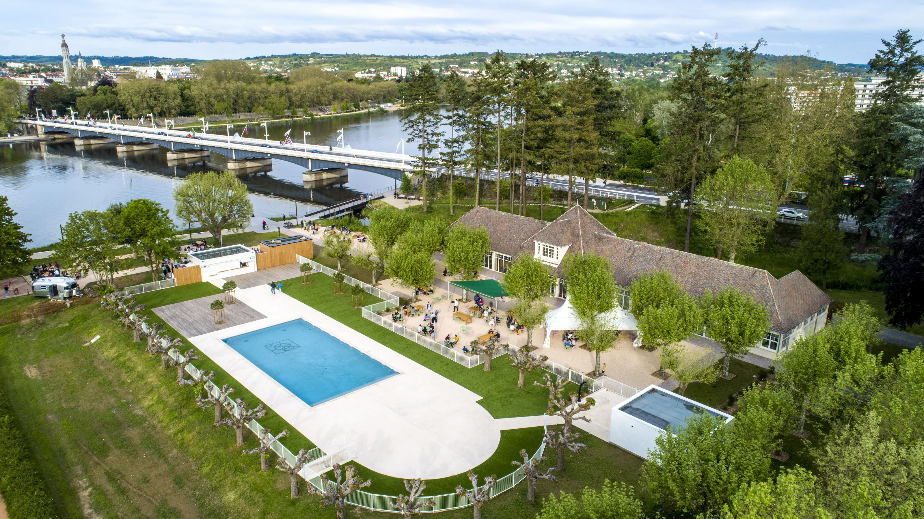 Vue aérienne du Sporting : la Brasserie, sa terrasse, la Pool, l'Allier, le pont et Vichy à l'horizon