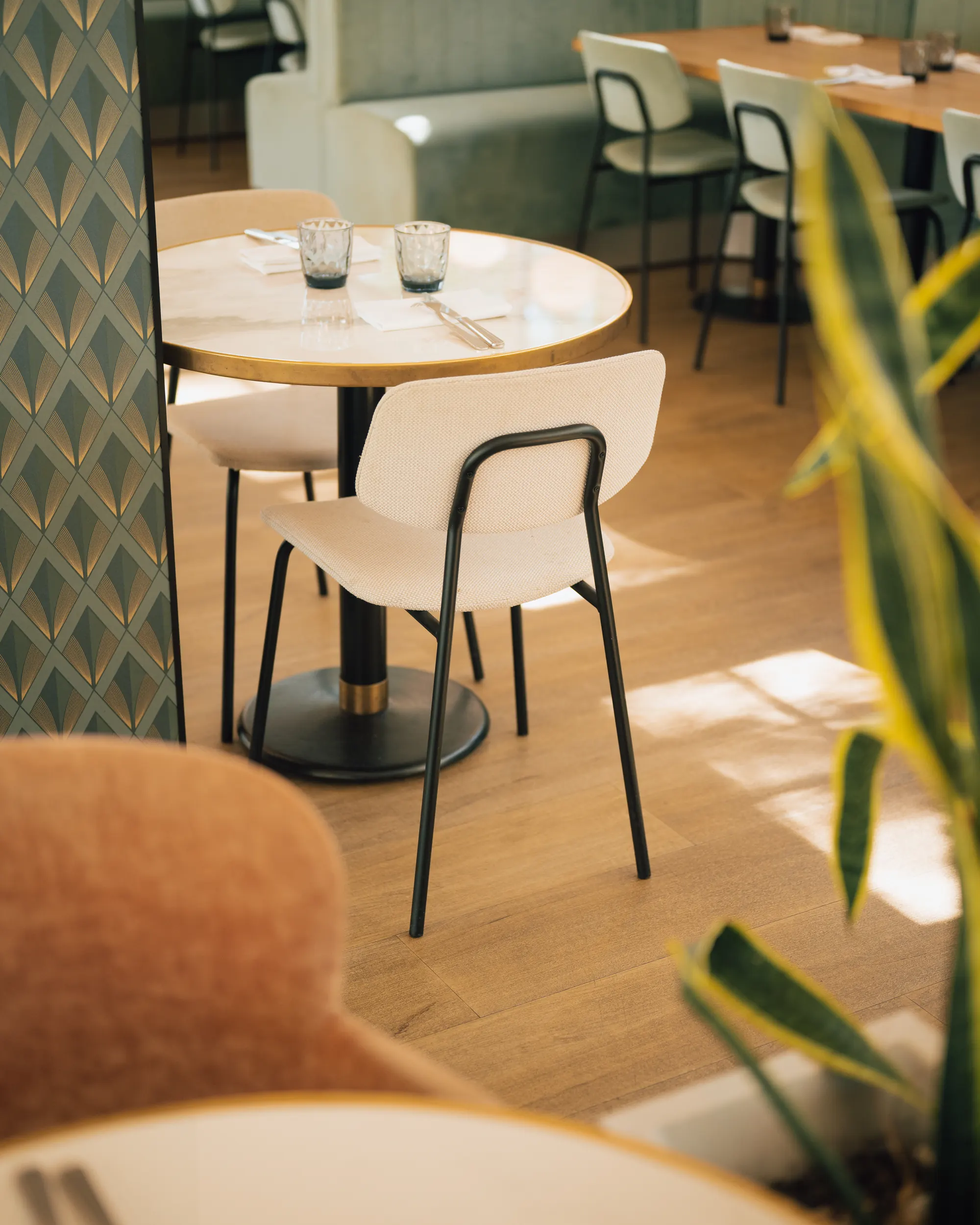 La salle de la Brasserie et ses banquettes