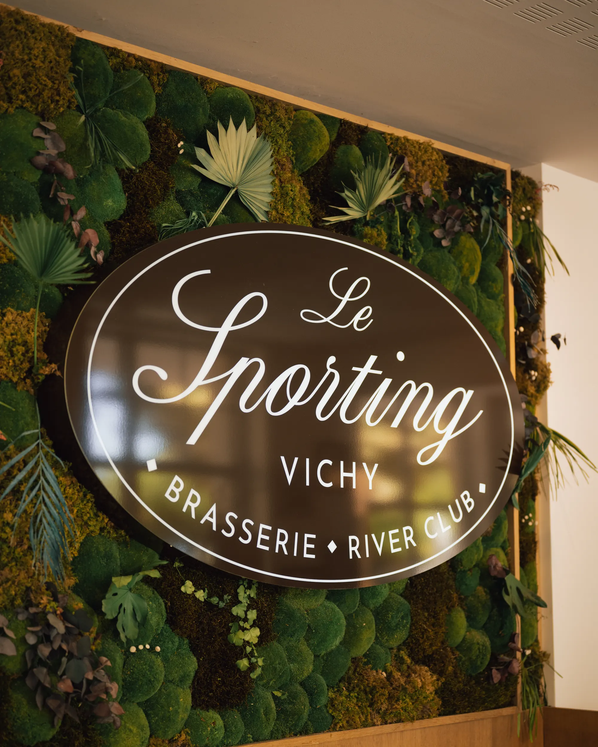 Le logo du Sporting sur le mur végétal de la Brasserie