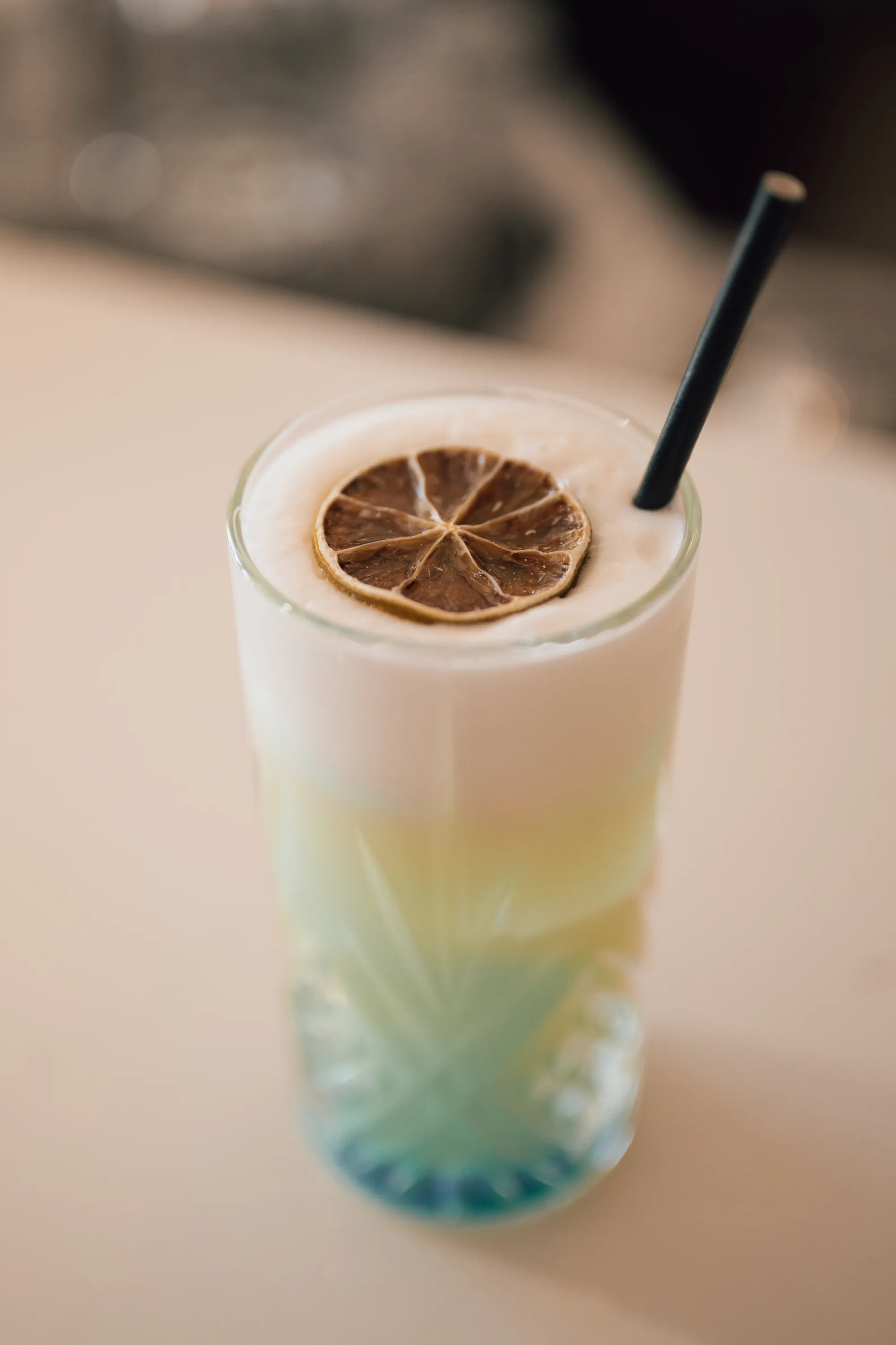 Blue River en verre haut, dégradé bleu sous la mousse et rondelle d'agrume séchée