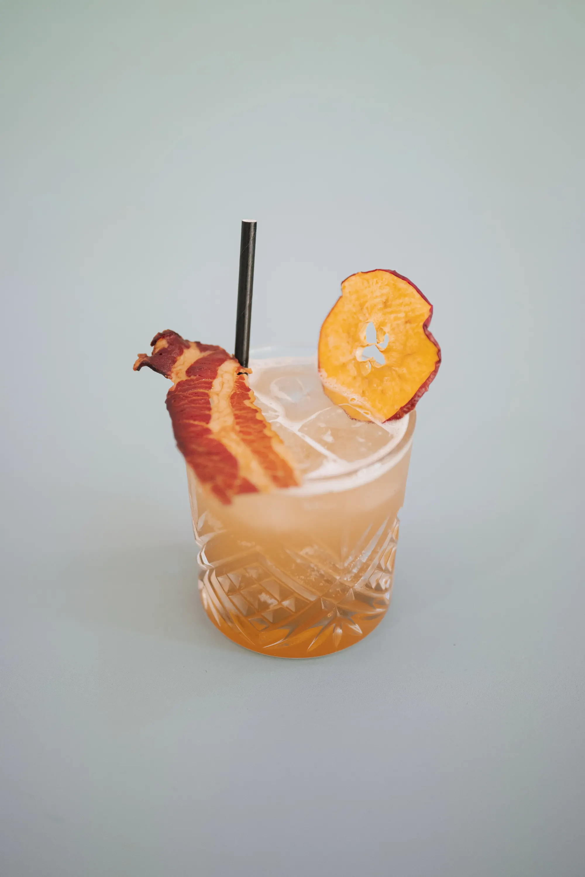 Canadian Boy en verre ciselé, tranche de bacon caramélisé et chips de pomme