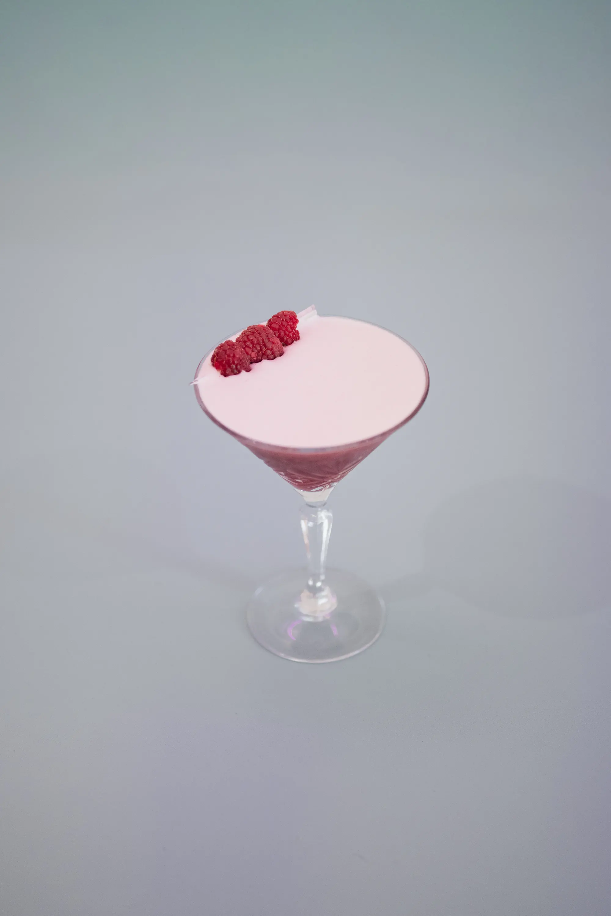 Strawberry Sour en coupe à martini, mousse rose et brochette de framboises