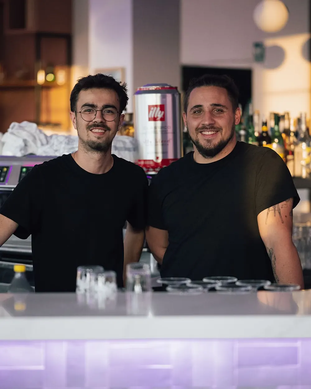 L'équipe du Sporting derrière le bar
