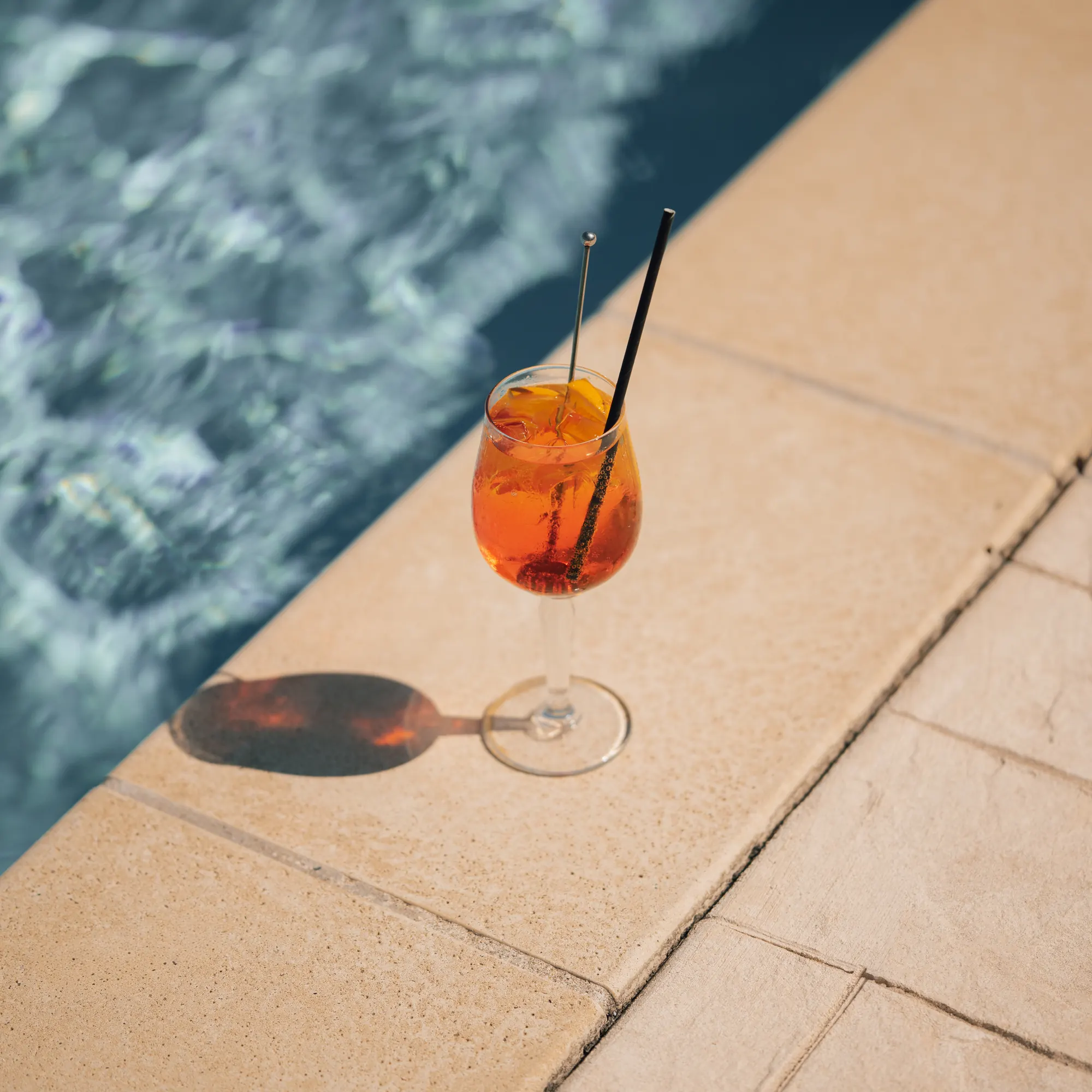 Un spritz posé au bord du bassin