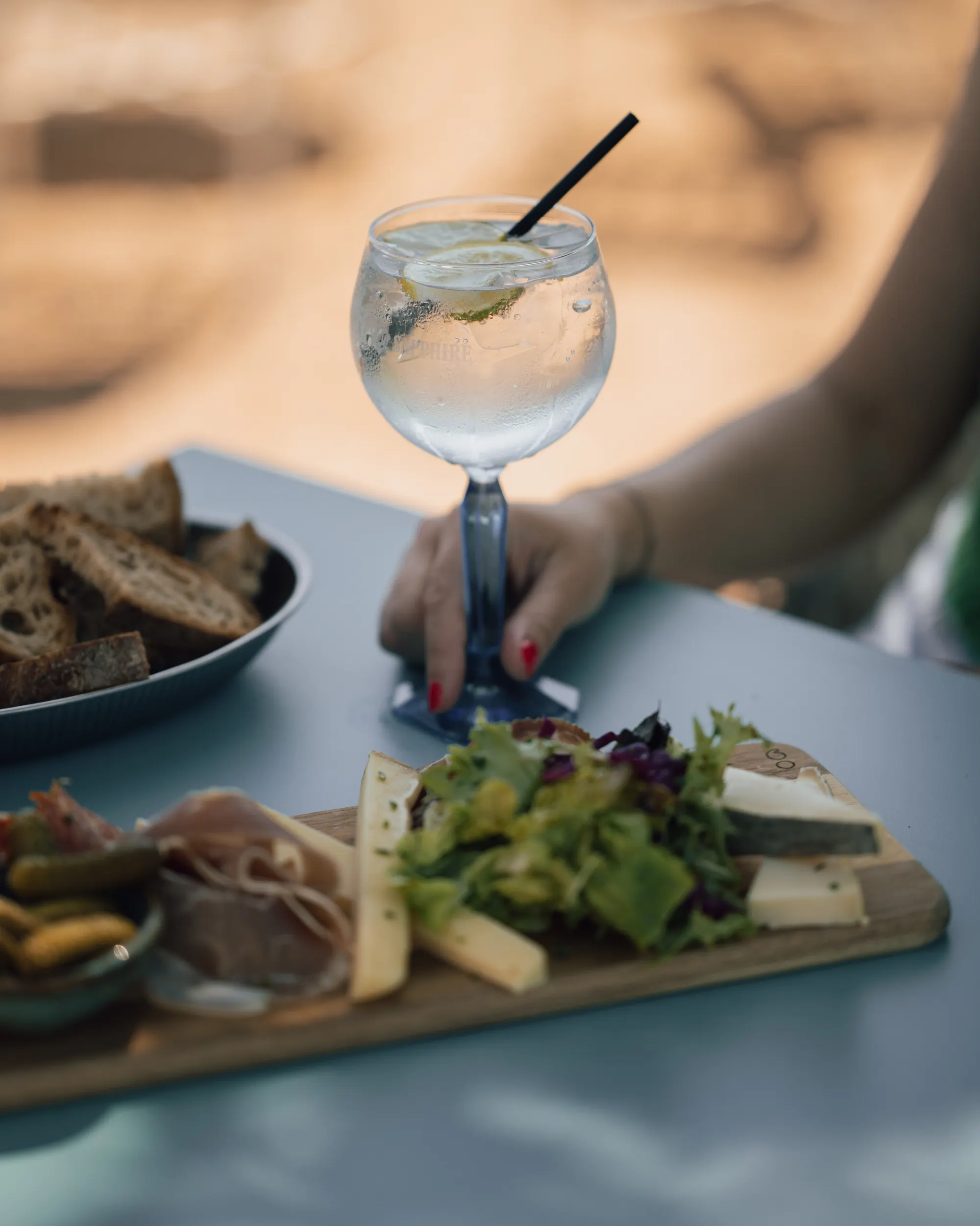 Apéritif entre amis, planches et cocktails