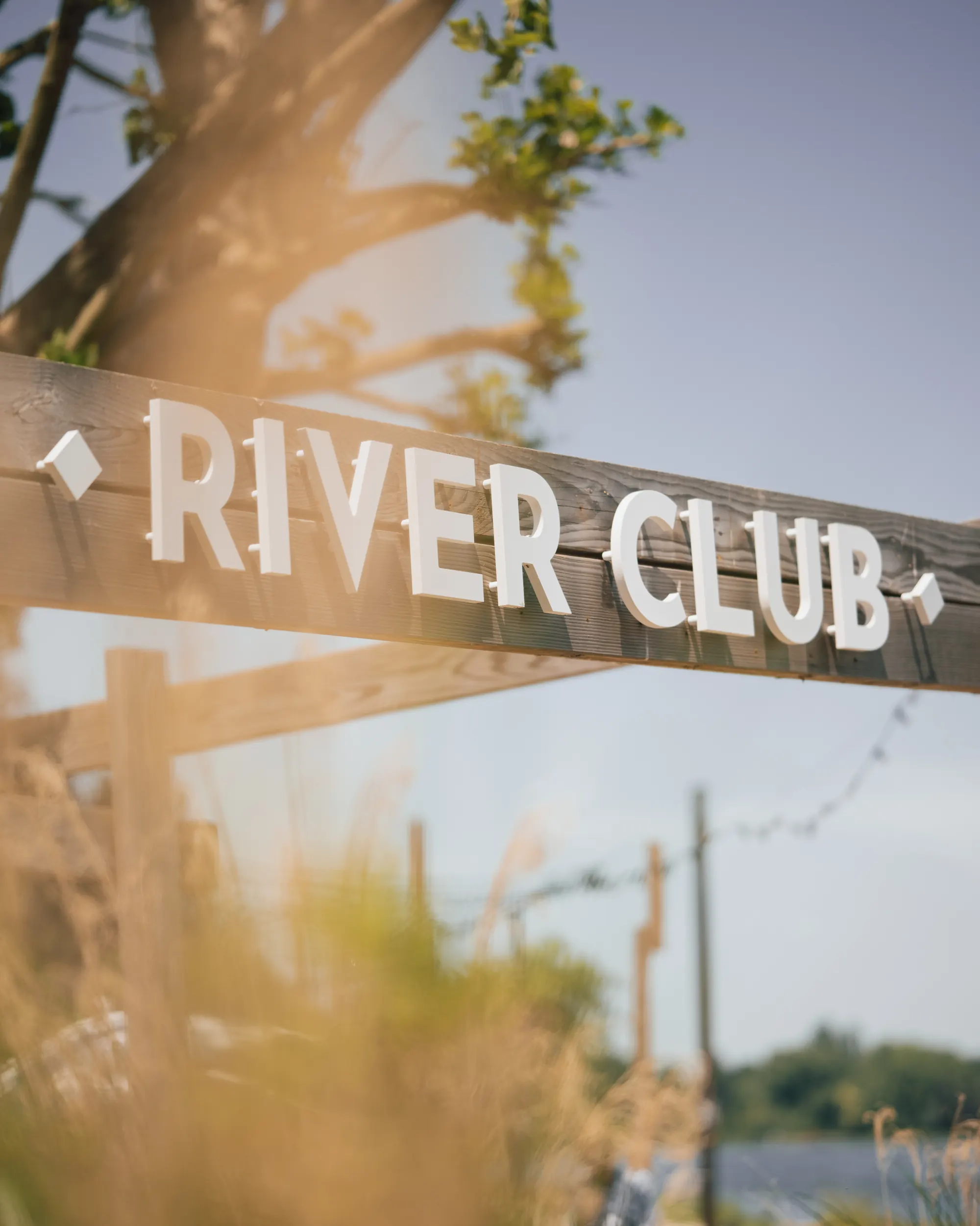 Le panneau River Club au bord de l'Allier