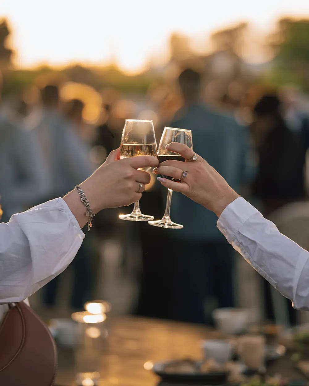 Deux verres levés au coucher du soleil