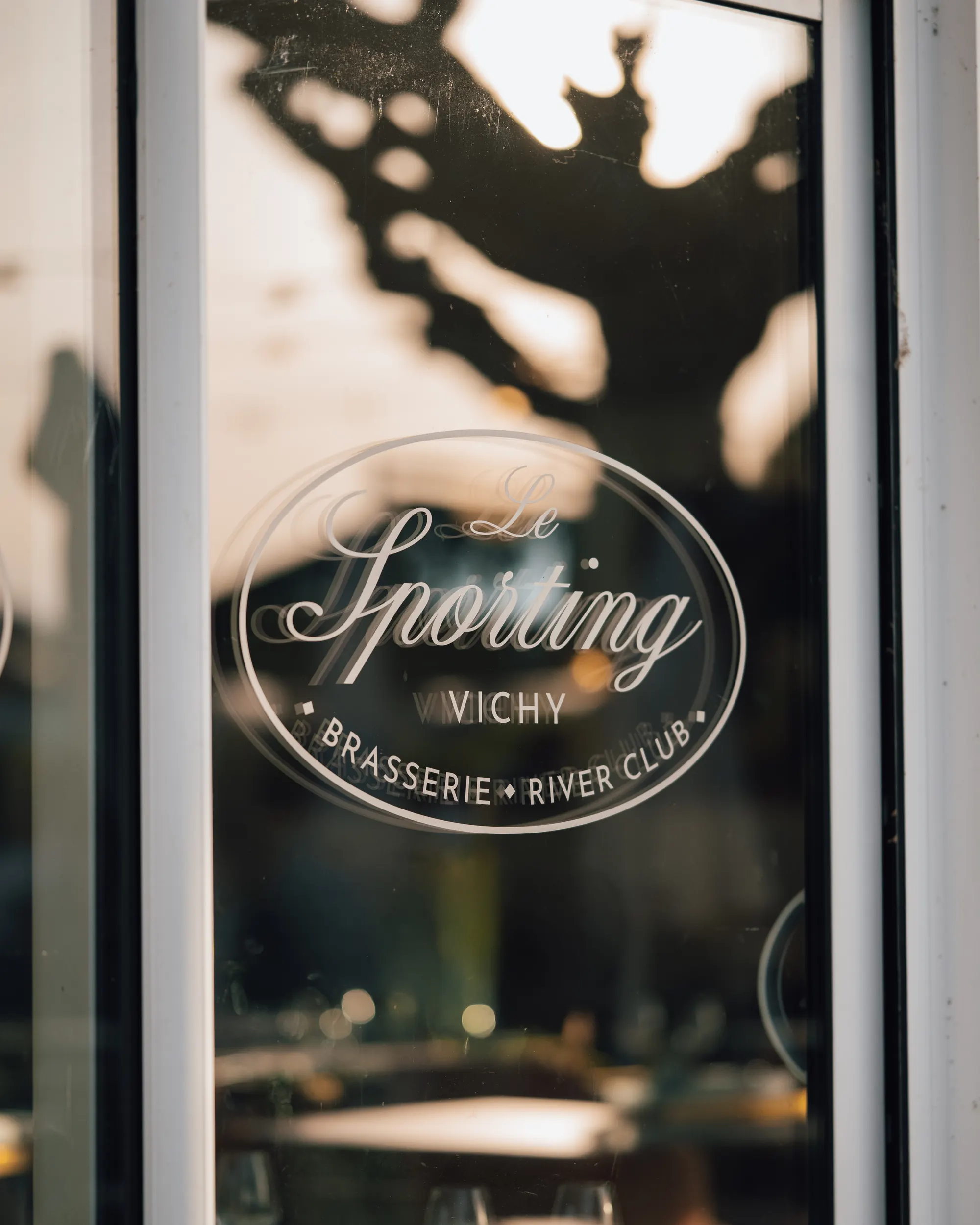 Le logo du Sporting sur la porte vitrée
